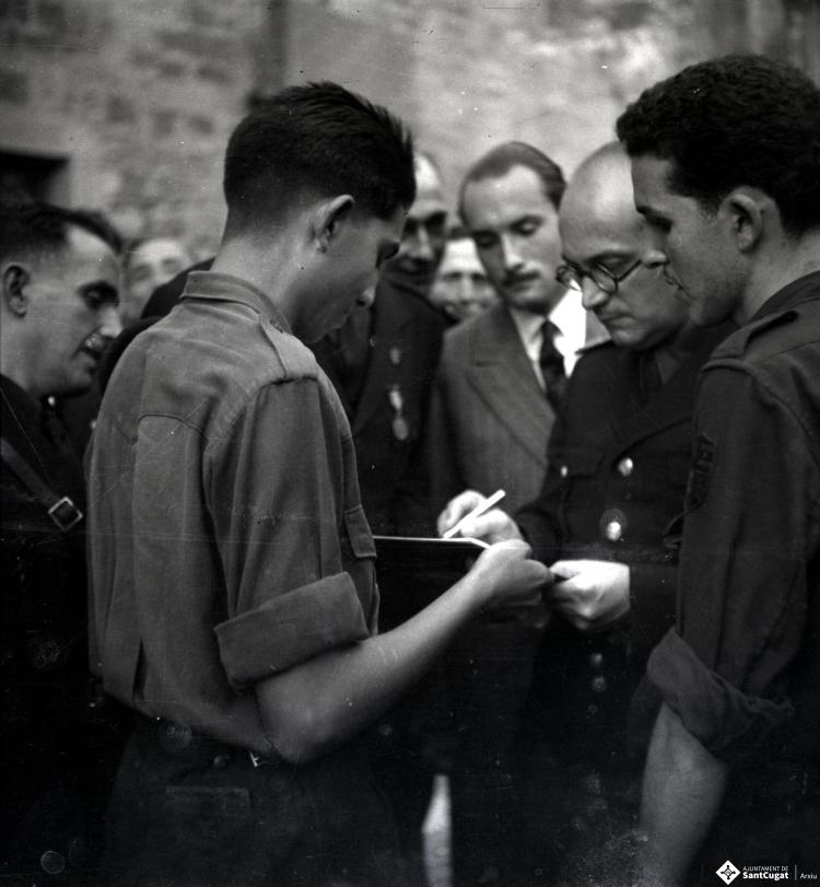 Desfilada i actes politico militars. La Centuria Luis Paraíso del Frente de Juventudes al recinte del Monestir.