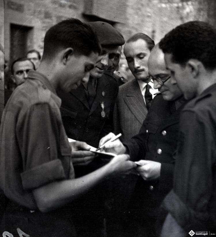 Desfilada i actes politico militars. La Centuria Luis Paraíso del Frente de Juventudes al recinte del Monestir.