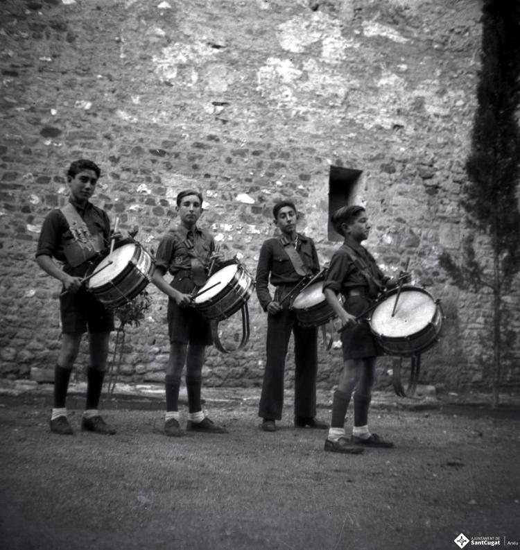 Desfilada i actes politico militars. La Centuria Luis Paraíso del Frente de Juventudes al recinte del Monestir.