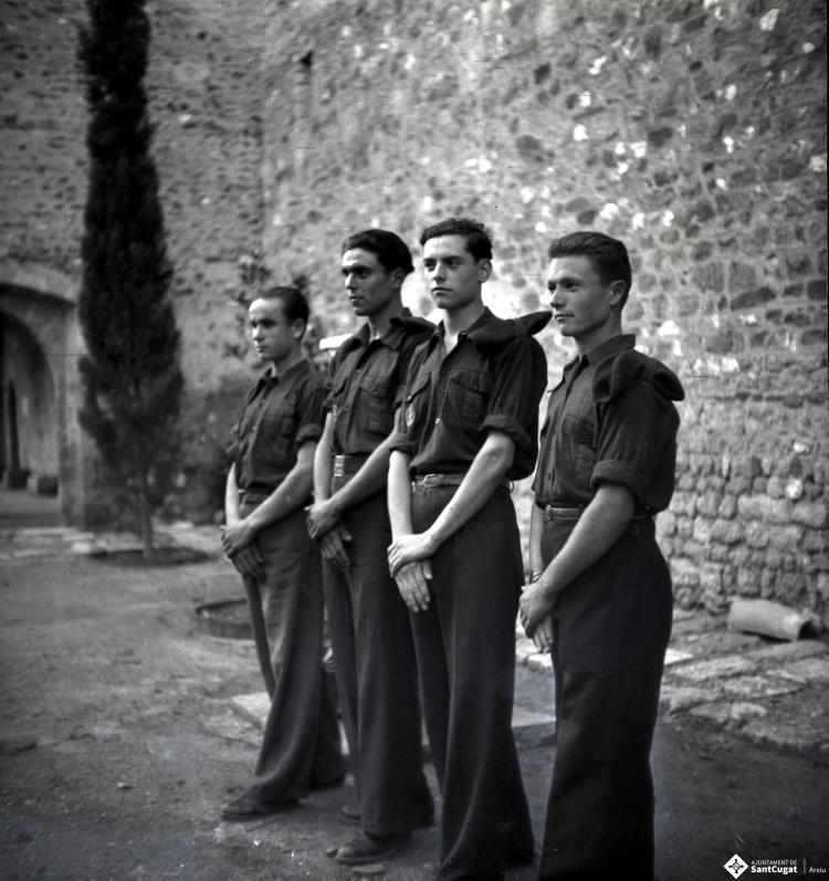 Desfilada i actes politico militars. La Centuria Luis Paraíso del Frente de Juventudes al recinte del Monestir.