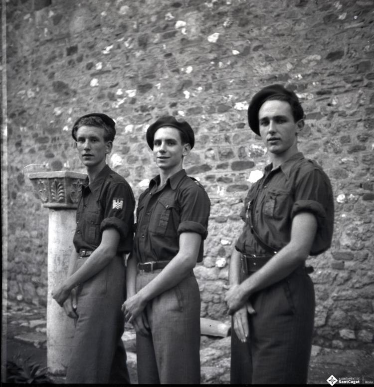 Desfilada i actes politico militars. La Centuria Luis Paraíso del Frente de Juventudes al recinte del Monestir.
