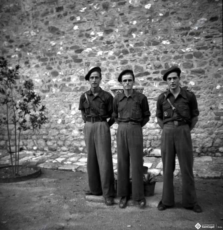 Desfilada i actes politico militars. La Centuria Luis Paraíso del Frente de Juventudes al recinte del Monestir.