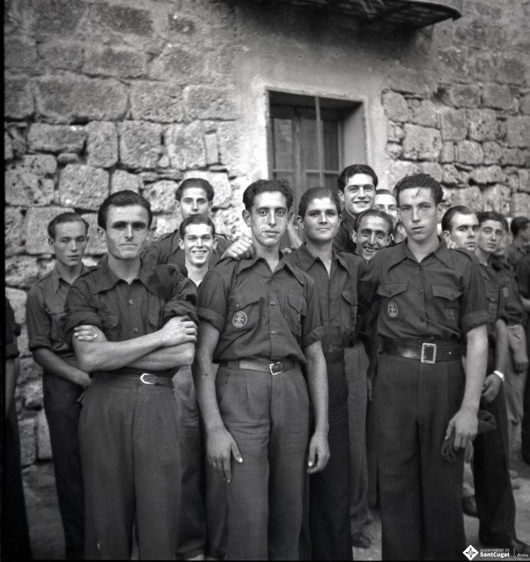 Desfilada i actes politico militars. La Centuria Luis Paraíso del Frente de Juventudes al recinte del Monestir.