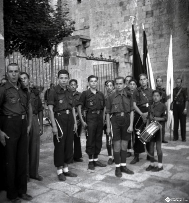 Desfilada i actes politico militars. La Centuria Luis Paraíso del Frente de Juventudes al recinte del Monestir.