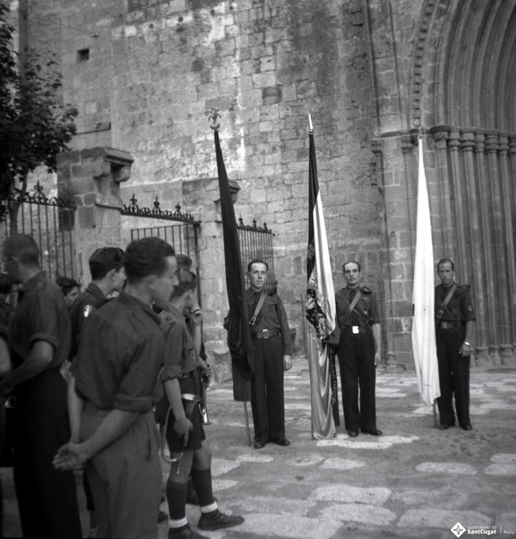Desfilada i actes politico militars. La Centuria Luis Paraíso del Frente de Juventudes al recinte del Monestir.