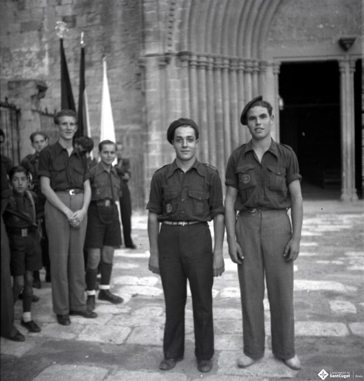 Desfilada i actes politico militars. La Centuria Luis Paraíso del Frente de Juventudes al recinte del Monestir.