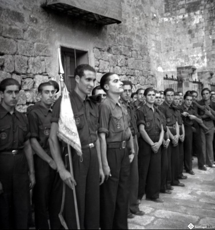 La Centuria Luis Paraíso del Frente de Juventudes de Sant Cugat en una parada a la llotgeta del Monestir.