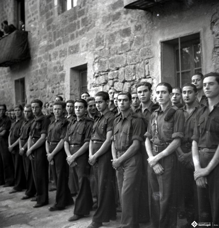 La Centuria Luis Paraíso del Frente de Juventudes de Sant Cugat en una parada a la llotgeta del Monestir.