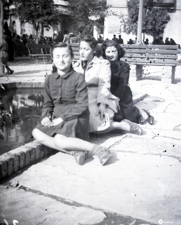 Celebració davant de la seu de la Falange a Cal Barbany. Retrat de tres nois a la plaça dels Quatre Cantons.