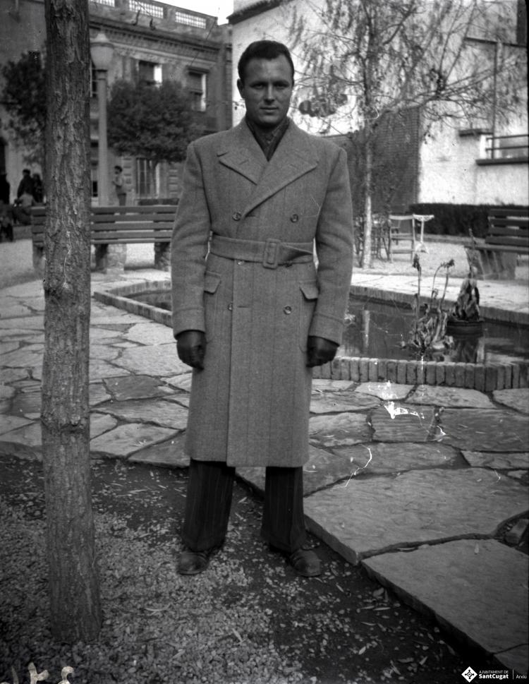 Retrat d'un home a la plaça dels Quatre Cantons.