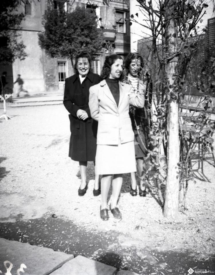 Celebració davant de la seu de la Falange a Cal Barbany. Retrat d'un grup  de noies a la plaça del Quatre Cantons.