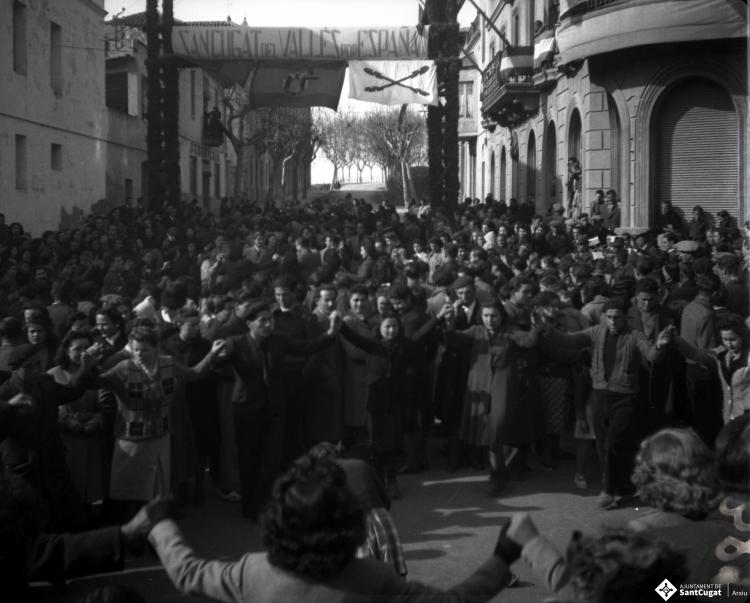 Sardanes davant de la seu de la Falange a Cal Barbany.