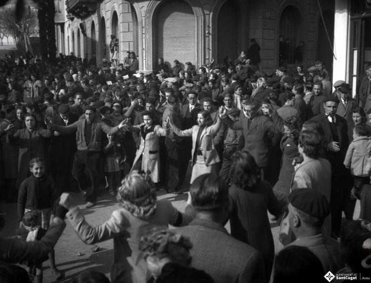 Sardanes davant de la seu de la Falange a Cal Barbany.