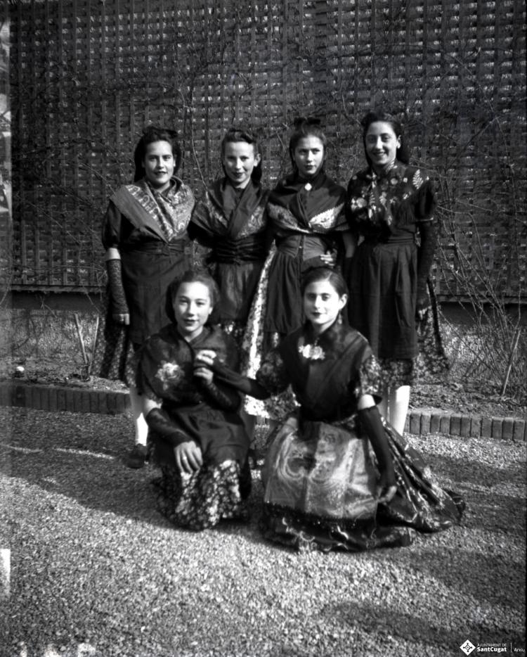 Celebració davant de la seu de la Falange a Cal Barbany. Retrat d'un grup de noies amb la roba tradicional per ballar sardanes.