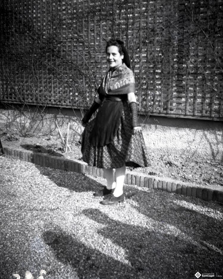 Celebració davant de la seu de la Falange a Cal Barbany. Retrat d'una noia amb la roba tradicional per ballar sardanes.