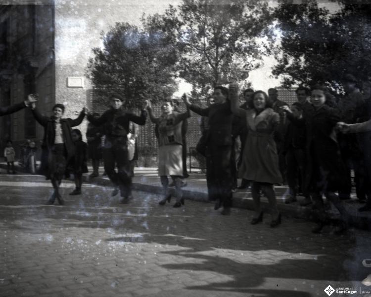 Celebració davant de la seu de la Falange a Cal Barbany.  Sardanes a la plaça del Quatre Cantons.