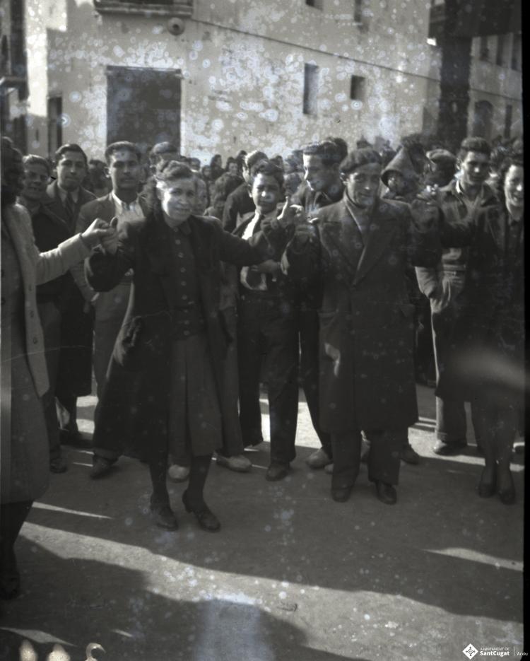 Celebració davant de la seu de la Falange a Cal Barbany.  Sardanes a la plaça del Quatre Cantons.