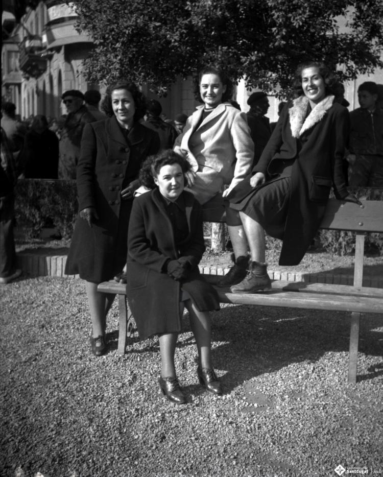 Celebració davant de la seu de la Falange a Cal Barbany. Retrat de grup a la plaça del Quatre Cantons.