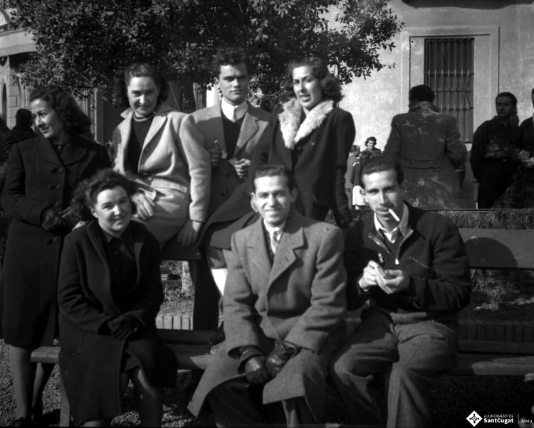 Celebració davant de la seu de la Falange a Cal Barbany. Retrat de grup a la plaça del Quatre Cantons.