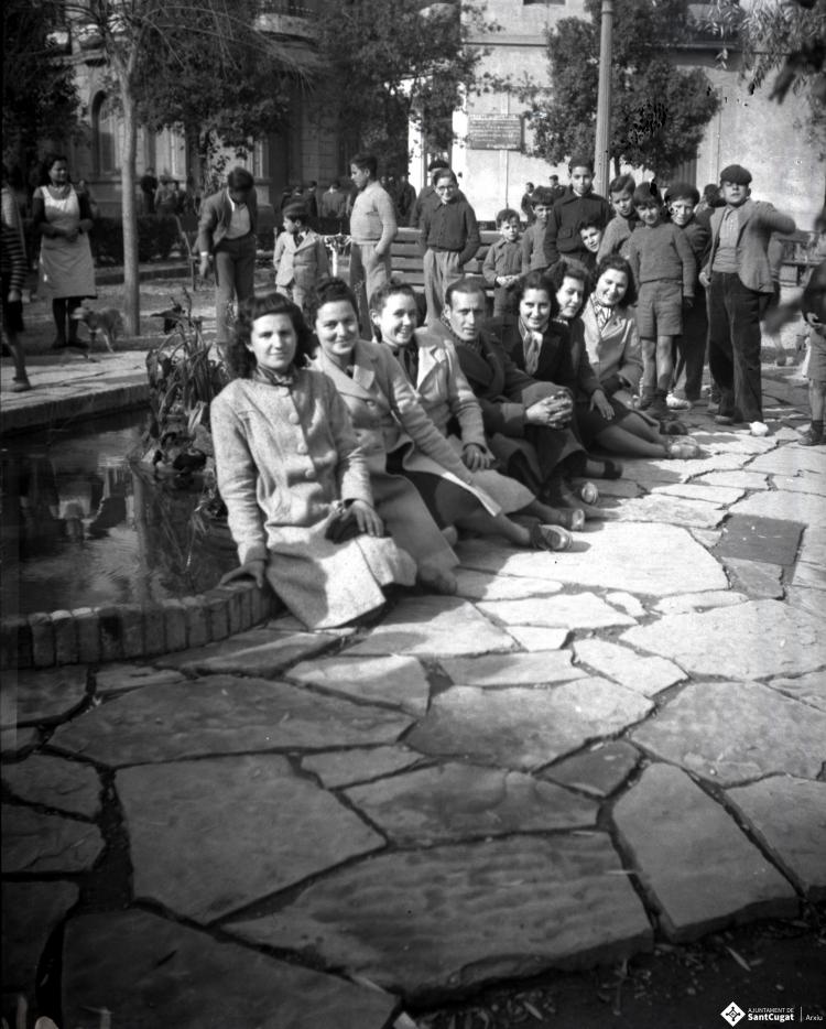 Celebració davant de la seu de la Falange a Cal Barbany. Retrat de grup a l'estany de la plaça del Quatre Cantons.