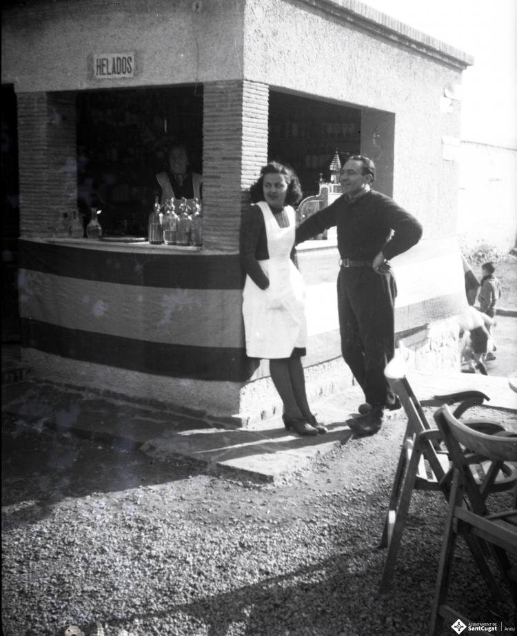 Maria Mellado i el seu marit, Joan Sagalés al quiosc dels Quatre Cantons.
