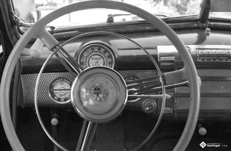 Buick Super Eight de 1948, detall del volant i el quadre de comandaments.