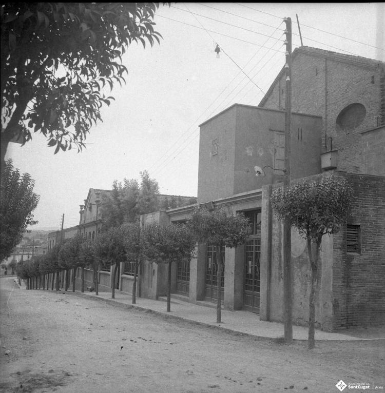 Façanes, pati i sales, del local de la Unió al carrer de Josep Anselm Clavé.