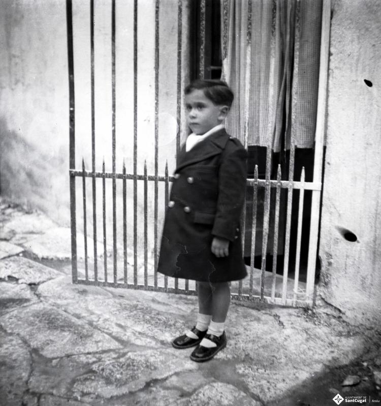 Retrats d'un infant al pati del fotògraf.