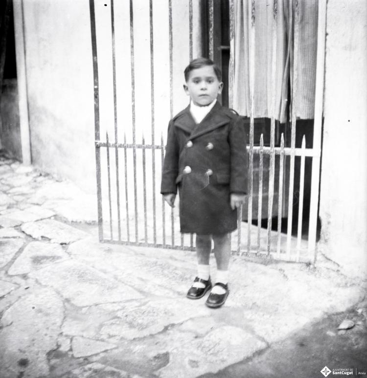 Retrats d'un infant al pati del fotògraf.