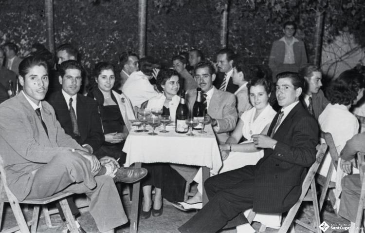 Retrats de grup a la terrassa del bar del Cinema Principal [?].