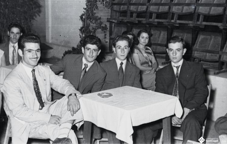 Retrats de grup a la terrassa del bar del Cinema Principal [?].