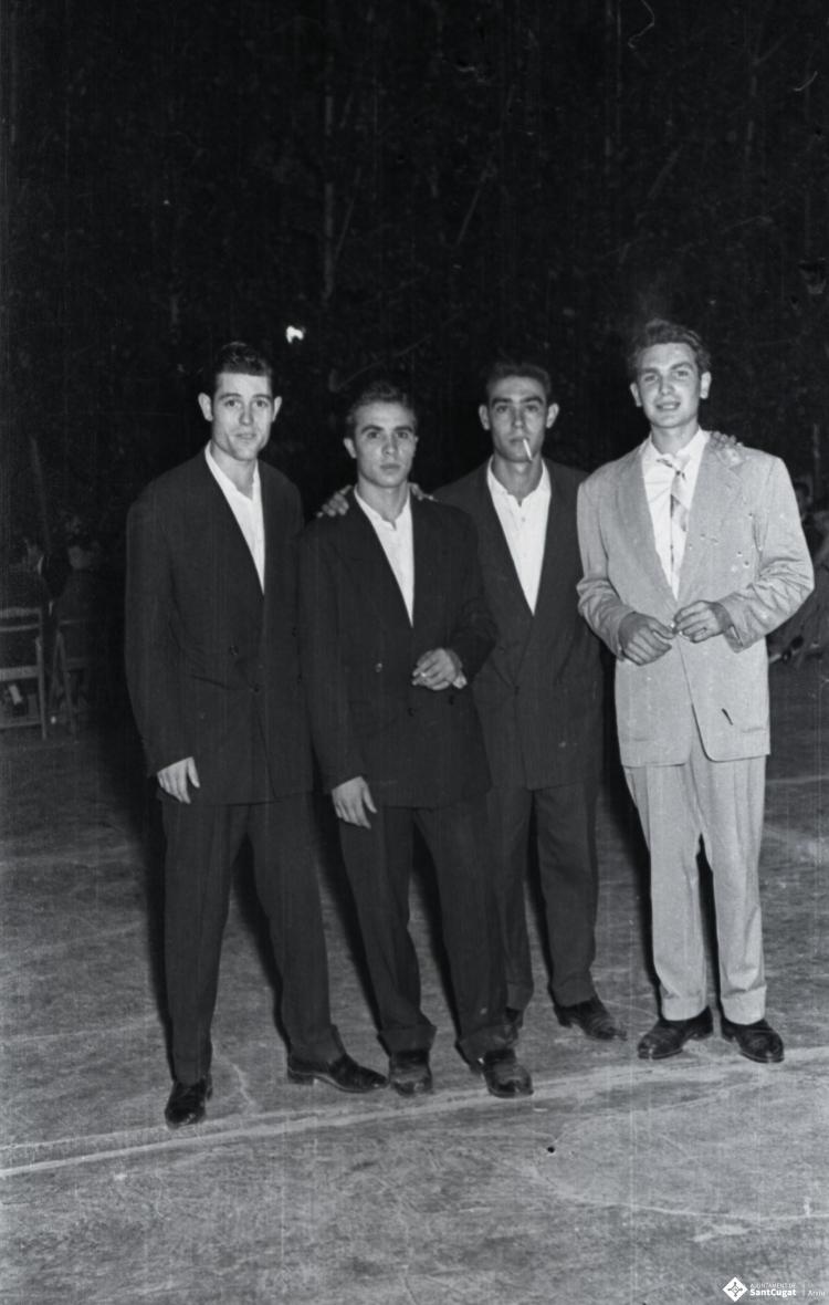 Retrats de grup a la terrassa del bar del Cinema Principal [?].