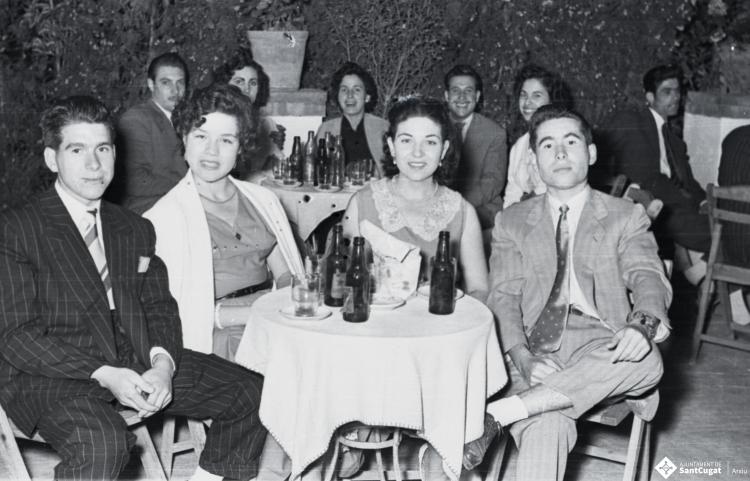 Retrats de grup a la terrassa del bar del Cinema Principal [?].