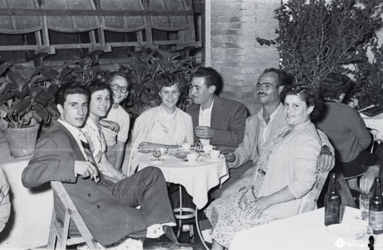 Retrats de grup a la terrassa del bar del Cinema Principal [?].
