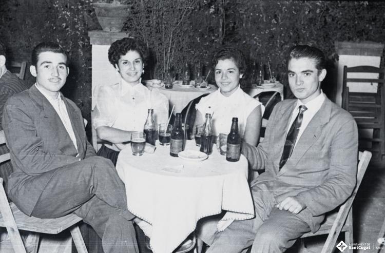 Retrats de grup a la terrassa del bar del Cinema Principal [?].