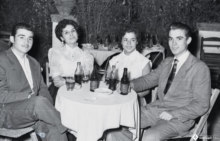 Retrats de grup a la terrassa del bar del Cinema Principal [?].