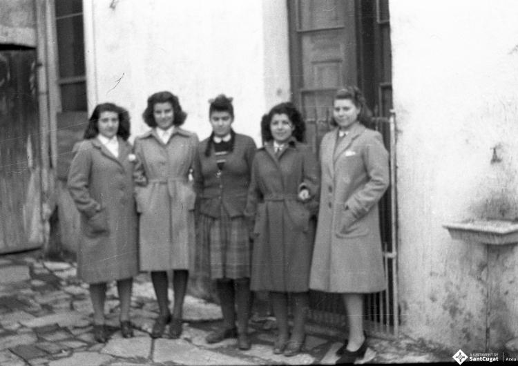 Retrat de grup, cinc noies al pati del fotògraf.