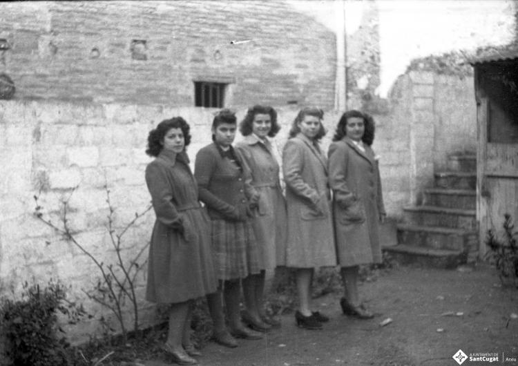 Retrat de grup, cinc noies al pati del fotògraf.
