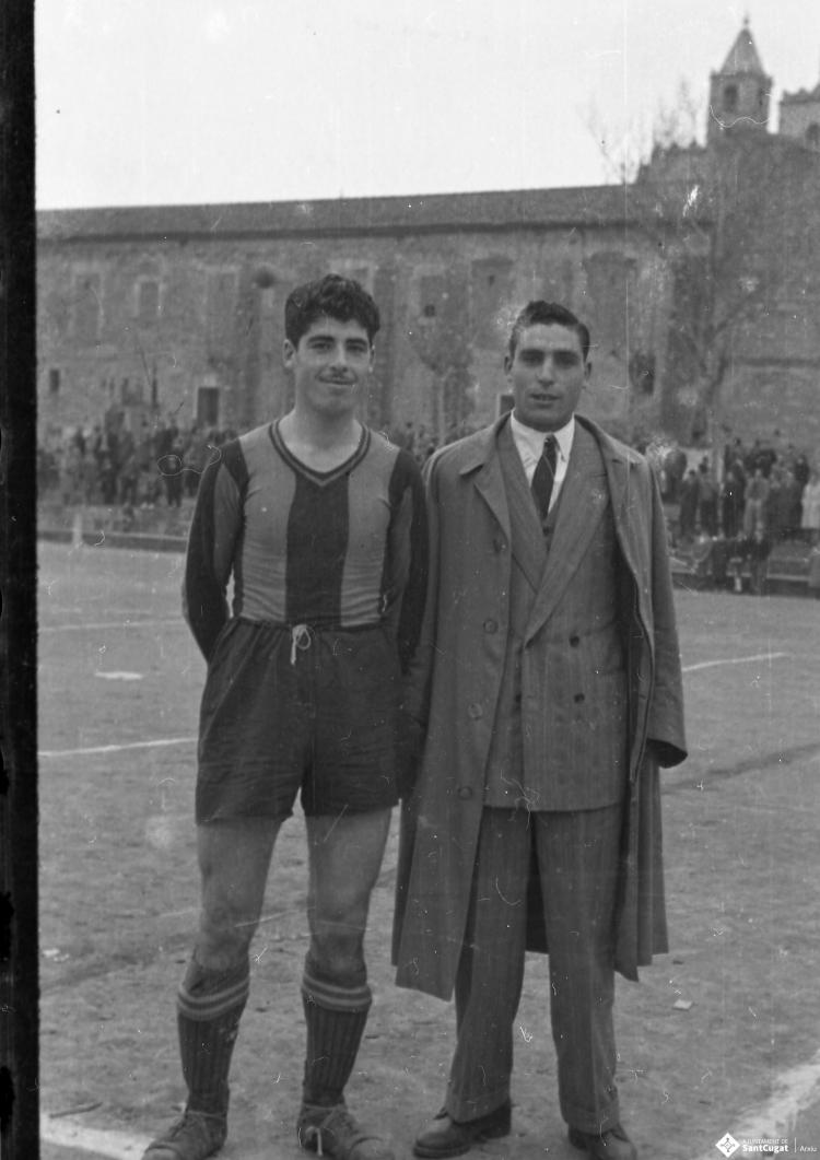 El Sant Cugat FC disputant un partit a l'antic a l'antic camp de futbol.