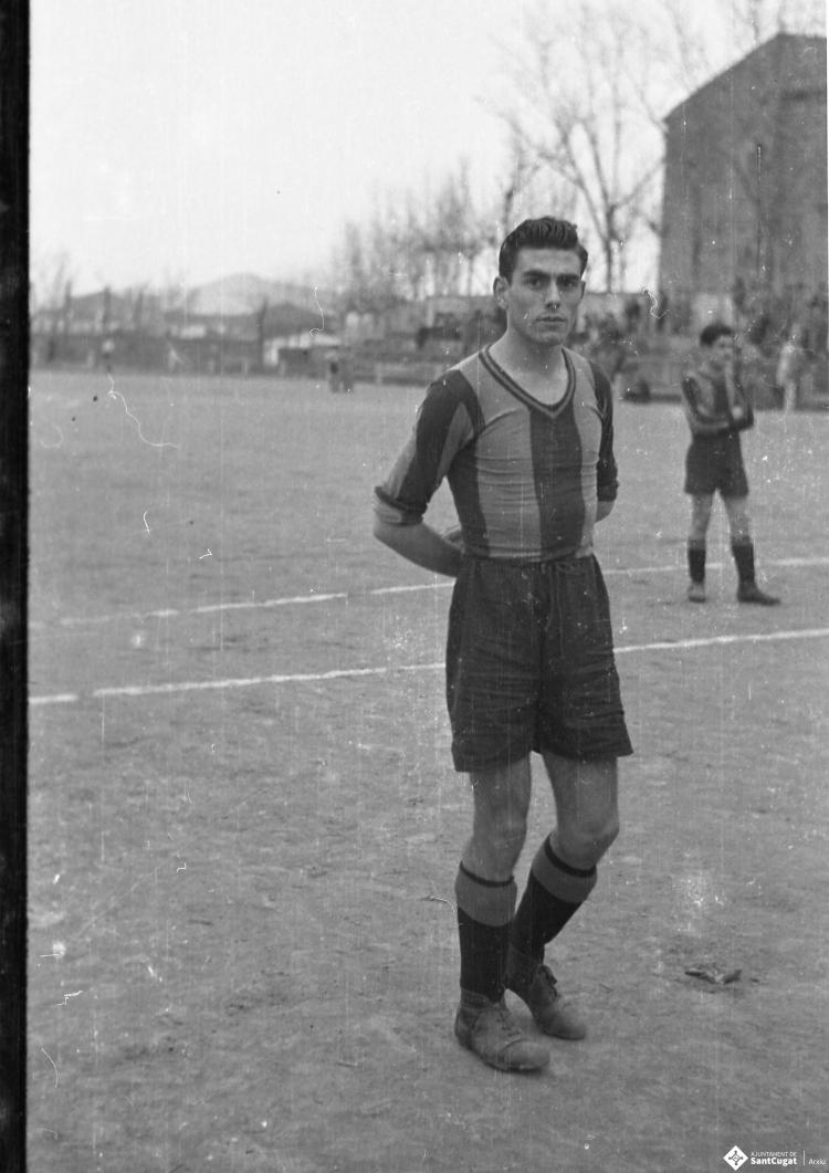 El Sant Cugat FC disputant un partit a l'antic a l'antic camp de futbol.