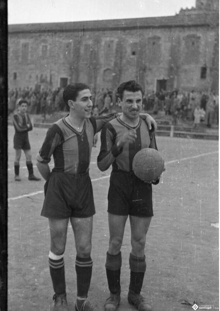 El Sant Cugat FC disputant un partit a l'antic a l'antic camp de futbol.