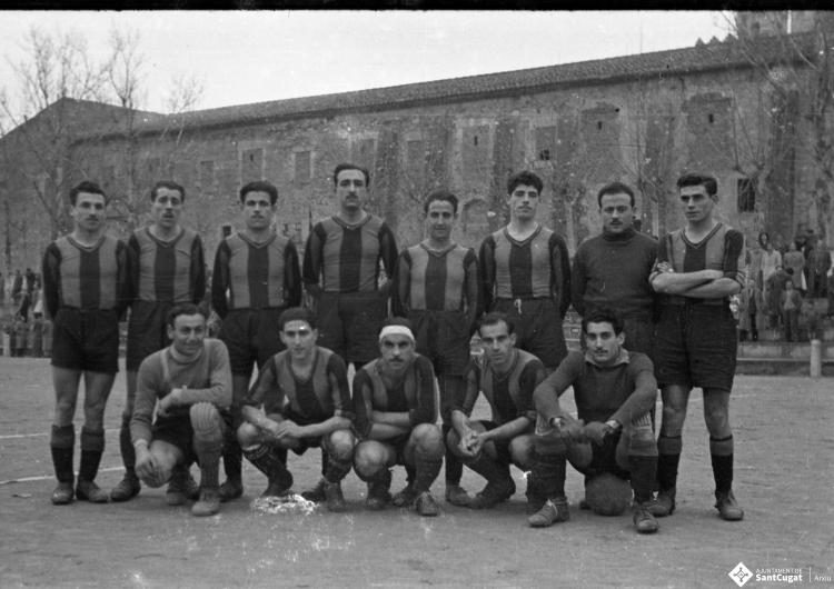El Sant Cugat FC disputant un partit a l'antic a l'antic camp de futbol.