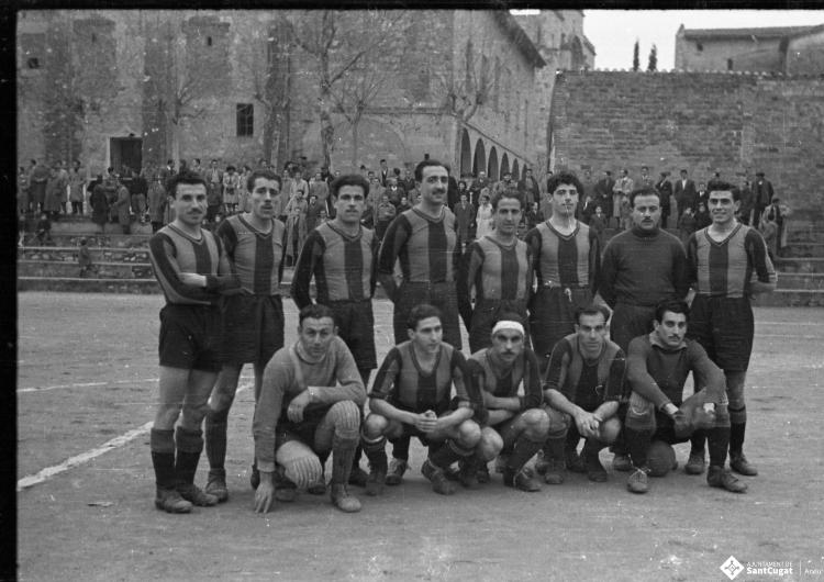 El Sant Cugat FC disputant un partit a l'antic a l'antic camp de futbol.