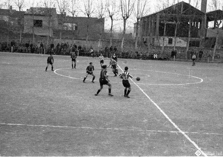 El Sant Cugat FC disputant un partit a l'antic a l'antic camp de futbol.