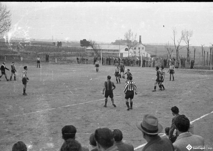 El Sant Cugat FC disputant un partit a l'antic a l'antic camp de futbol.