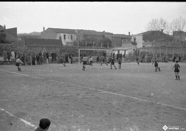 El Sant Cugat FC disputant un partit a l'antic a l'antic camp de futbol.