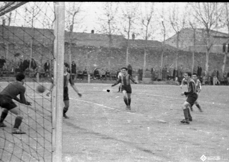 El Sant Cugat FC disputant un partit a l'antic a l'antic camp de futbol.