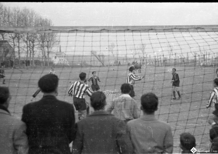 El Sant Cugat FC disputant un partit a l'antic a l'antic camp de futbol.