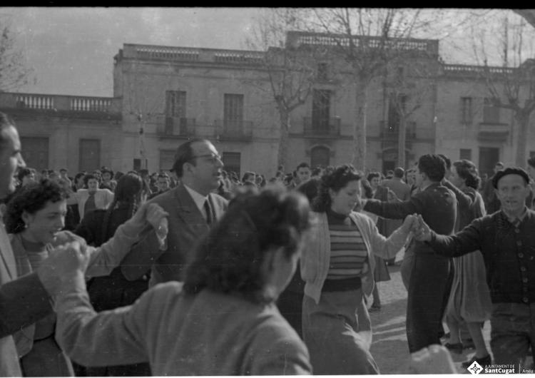 Sardanes, a la plaça de Barcelona.