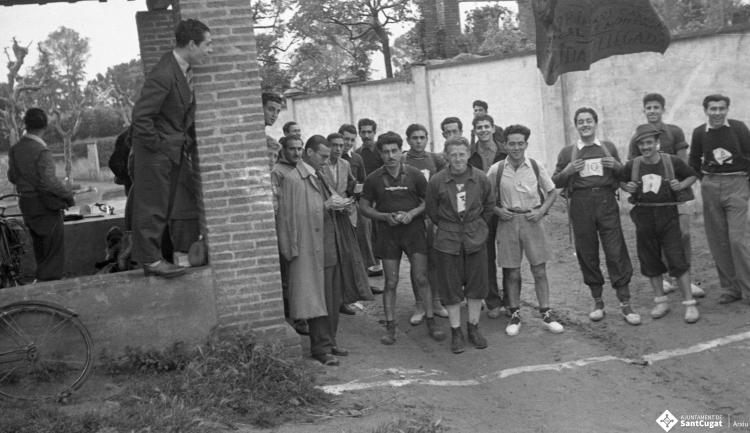 Primera Marxa de regularitat dels socis del Club Muntanyenc a la línia de sortida davant l'ermita de Sant Crist de Llaceres: Octavi Galceran, Manel Farres i Josep Barberà entre d'altres.